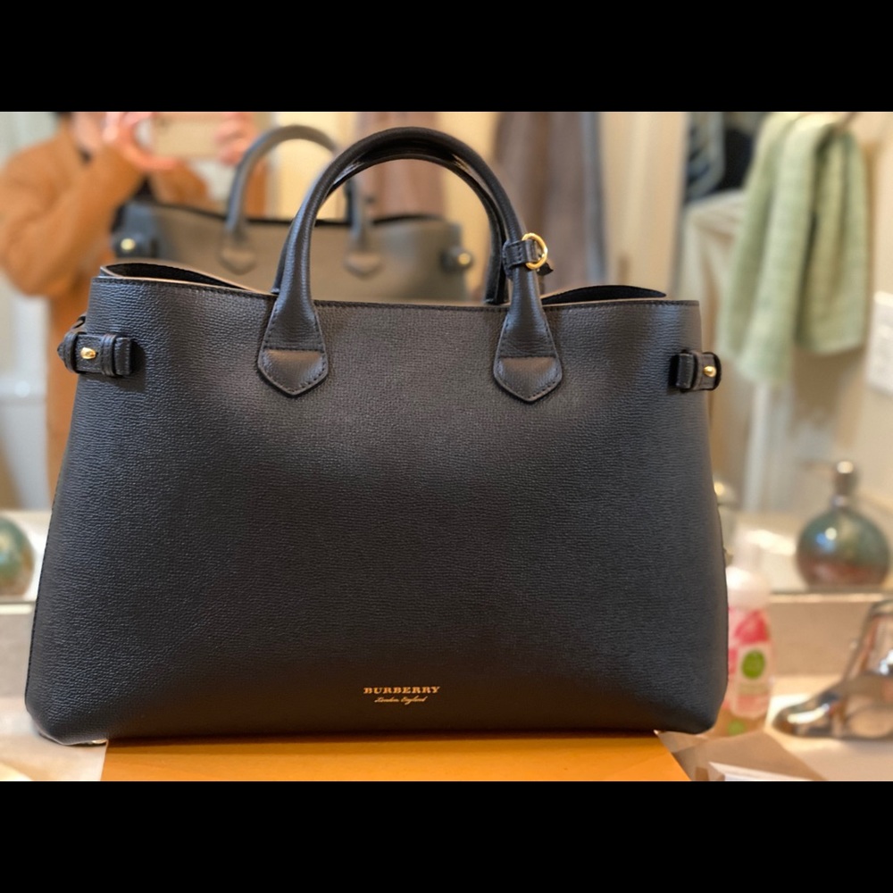 Burberry exclusive leather banner bag❤️❤️